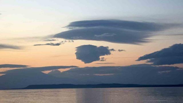 Van&rsquo;da eşsiz manzara: G&ouml;ky&uuml;z&uuml;ndeki insan sil&uuml;eti g&ouml;lle b&uuml;t&uuml;nleşti 3