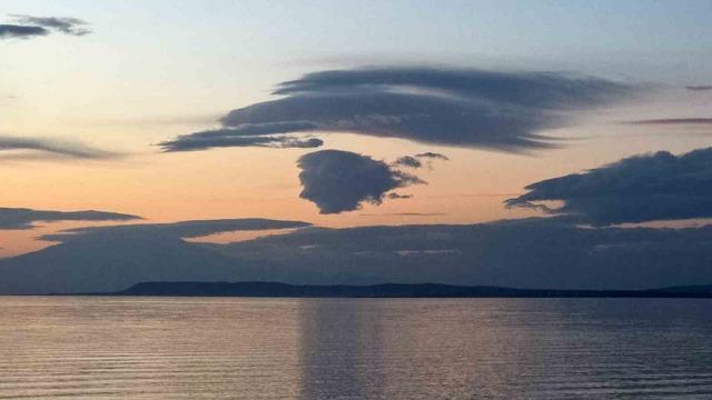 Van&rsquo;da eşsiz manzara: G&ouml;ky&uuml;z&uuml;ndeki insan sil&uuml;eti g&ouml;lle b&uuml;t&uuml;nleşti 2