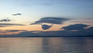 Van&rsquo;da eşsiz manzara: G&ouml;ky&uuml;z&uuml;ndeki insan sil&uuml;eti g&ouml;lle b&uuml;t&uuml;nleşti