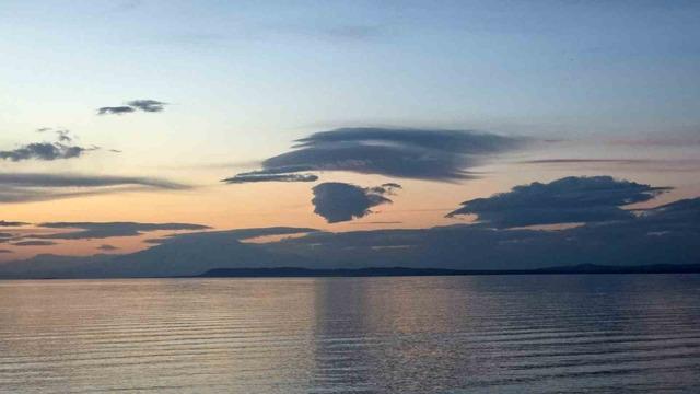 Van’da eşsiz manzara: Gökyüzündeki insan silüeti gölle bütünleşti