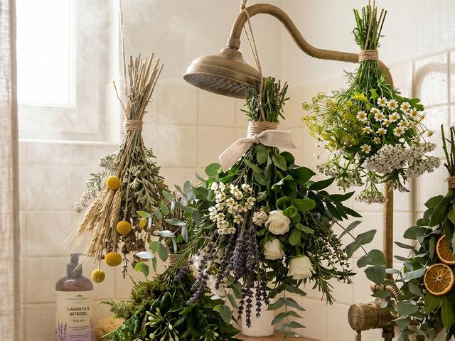 Banyo duvarına asıldığında nemi hemen emiyor