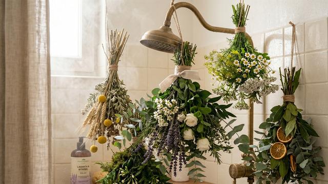 Banyo duvarına asıldığında nemi hemen emiyor