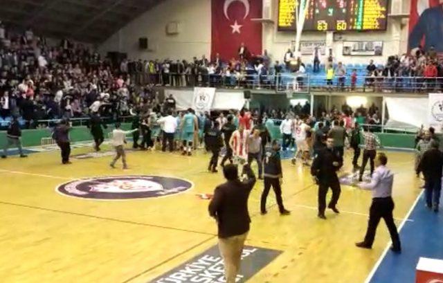 Edirne Belediyesi Edirnespor - Haliliye Belediyespor maçında gerginlik