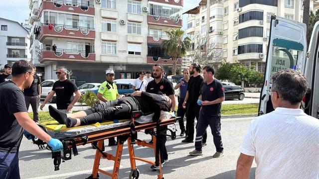 Antalya&rsquo;da motosikletler &ccedil;arpıştı: 3 yaralı 2