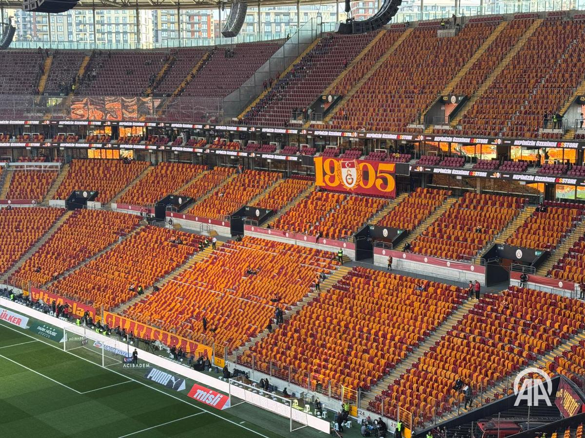 Galatasaray taraftarından olay yaratan Icardi pankartı! Fenerbahçe ye sert gönderme 3