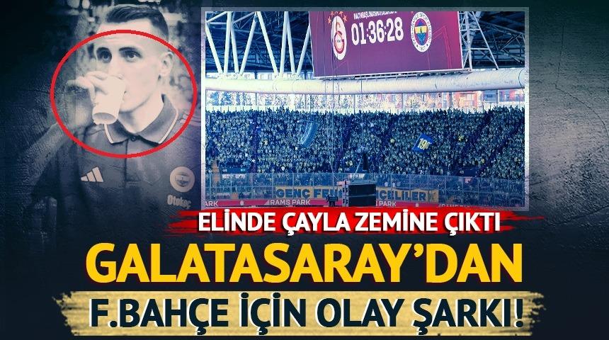 Kerem Akt&uuml;rkoğlu, Galatasaray sahasına elinde &ccedil;ayla &ccedil;ıktı! Stadyumda &ccedil;alan şarkı g&uuml;ndem oldu