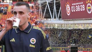 Kerem Akt&uuml;rkoğlu, Galatasaray sahasına elinde &ccedil;ayla &ccedil;ıktı! Stadyumda &ccedil;alan şarkı g&uuml;ndem oldu