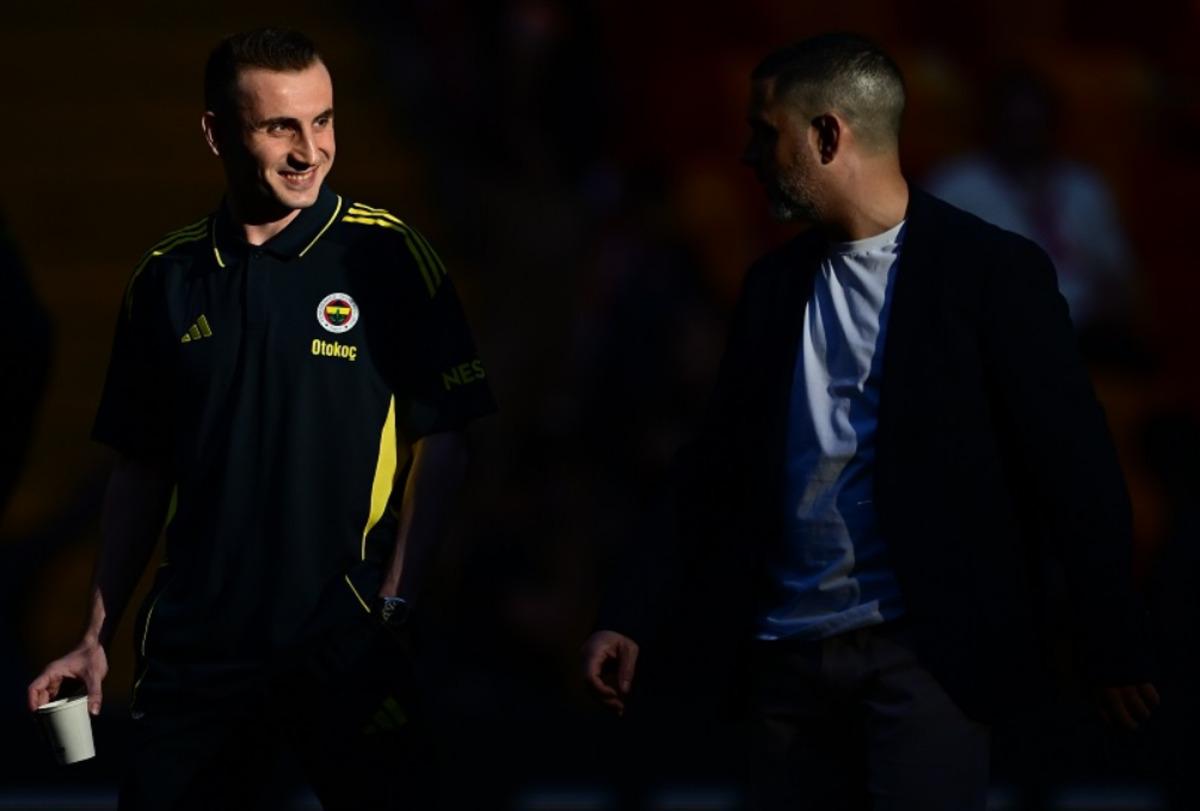 Kerem Akt&uuml;rkoğlu, Galatasaray sahasına elinde &ccedil;ayla &ccedil;ıktı! Stadyumda &ccedil;alan şarkı g&uuml;ndem oldu 2