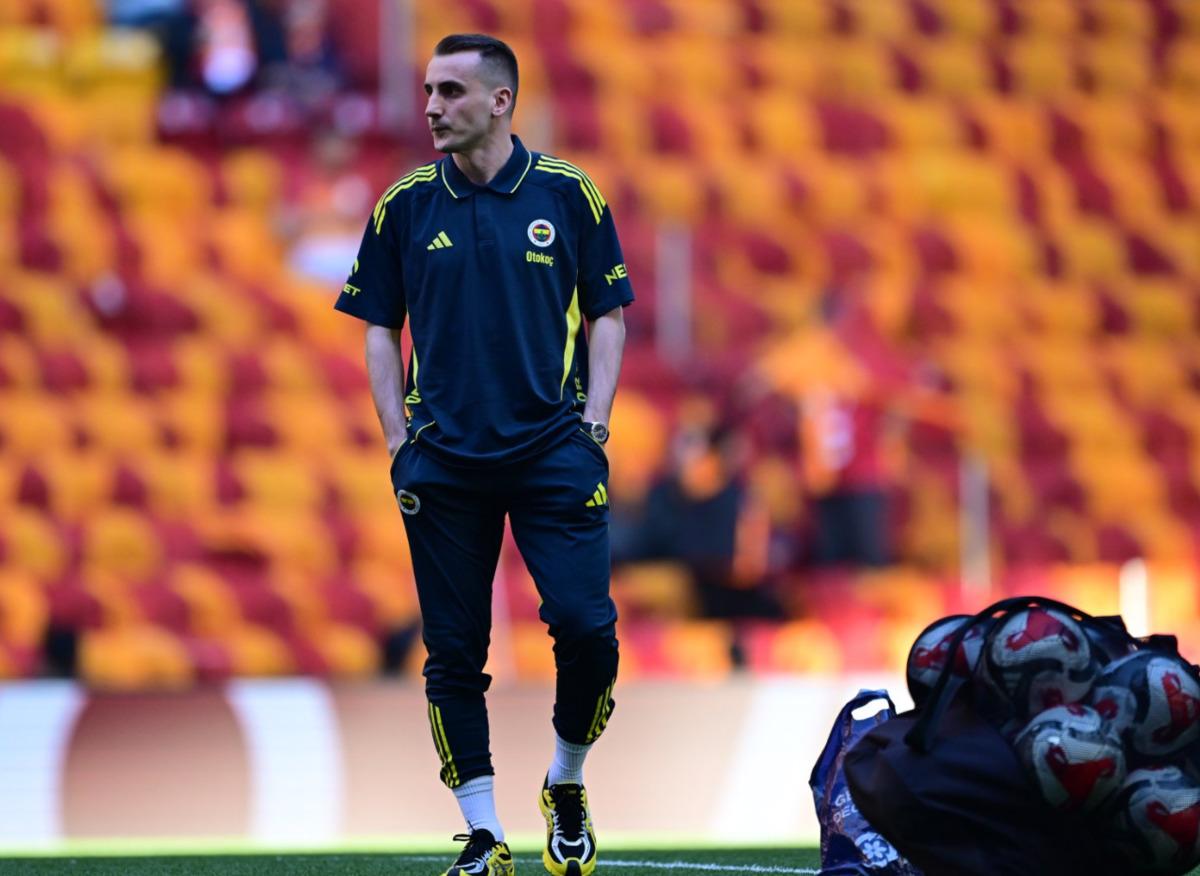 Kerem Akt&uuml;rkoğlu, Galatasaray sahasına elinde &ccedil;ayla &ccedil;ıktı! Stadyumda &ccedil;alan şarkı g&uuml;ndem oldu 3