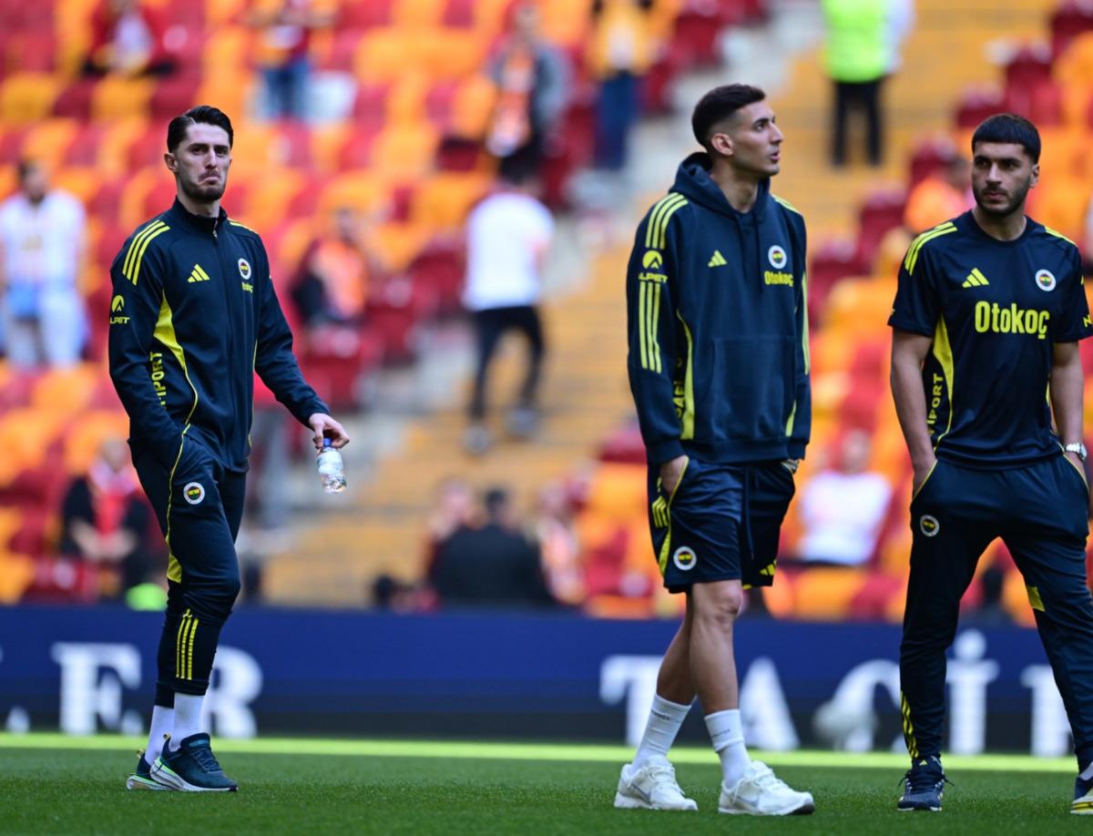 Kerem Akt&uuml;rkoğlu, Galatasaray sahasına elinde &ccedil;ayla &ccedil;ıktı! Stadyumda &ccedil;alan şarkı g&uuml;ndem oldu 1