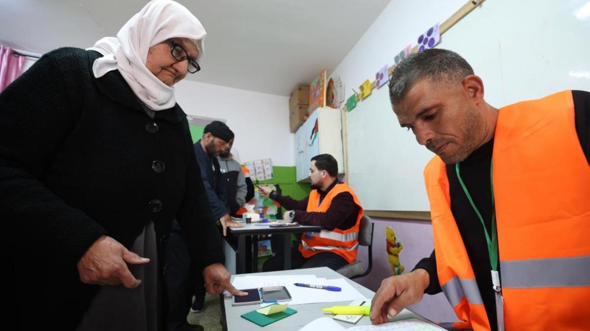 Filistin'de yıllar sonra yapılan seçimlerde "Abbas" üstünlüğü
