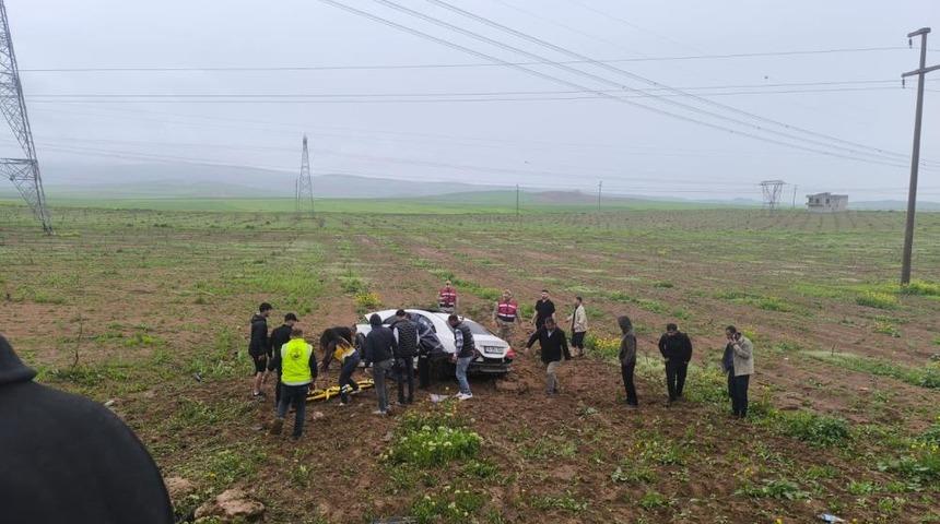 Siirt'te otomobil ile kamyonet &ccedil;arpıştı: 2 &ouml;l&uuml;, 3 ağır yaralı