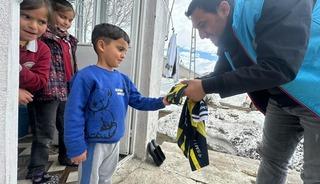 Karayazı Kaymakamı Titiz&rsquo;den &ccedil;ocuklara anlamlı s&uuml;rpriz