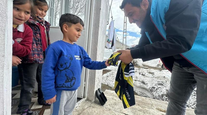 Karayazı Kaymakamı Titiz&rsquo;den &ccedil;ocuklara anlamlı s&uuml;rpriz