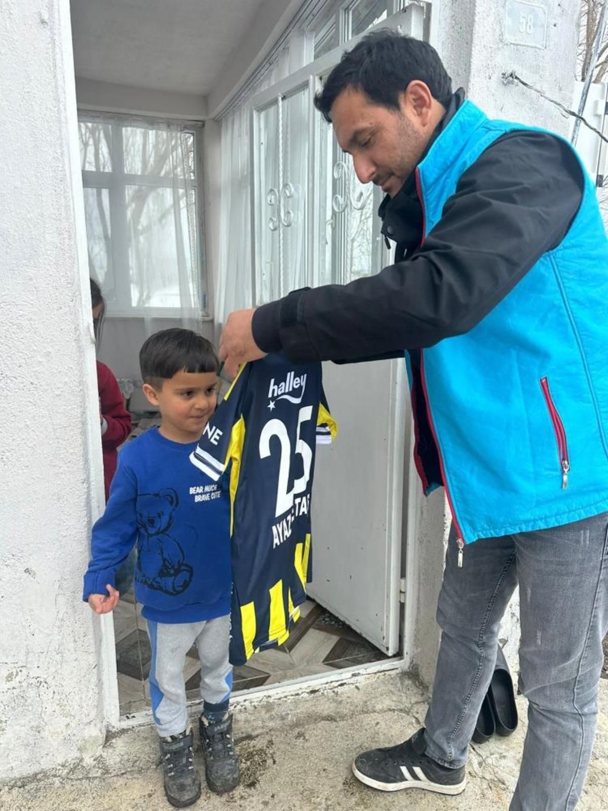 Karayazı Kaymakamı Titiz&rsquo;den &ccedil;ocuklara anlamlı s&uuml;rpriz 1