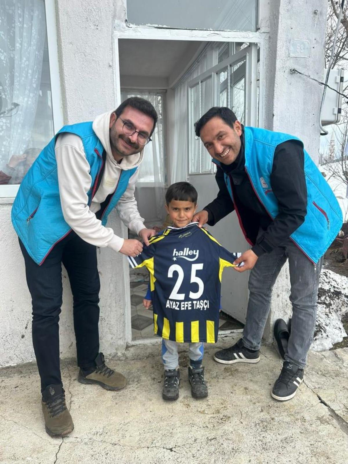 Karayazı Kaymakamı Titiz&rsquo;den &ccedil;ocuklara anlamlı s&uuml;rpriz 2