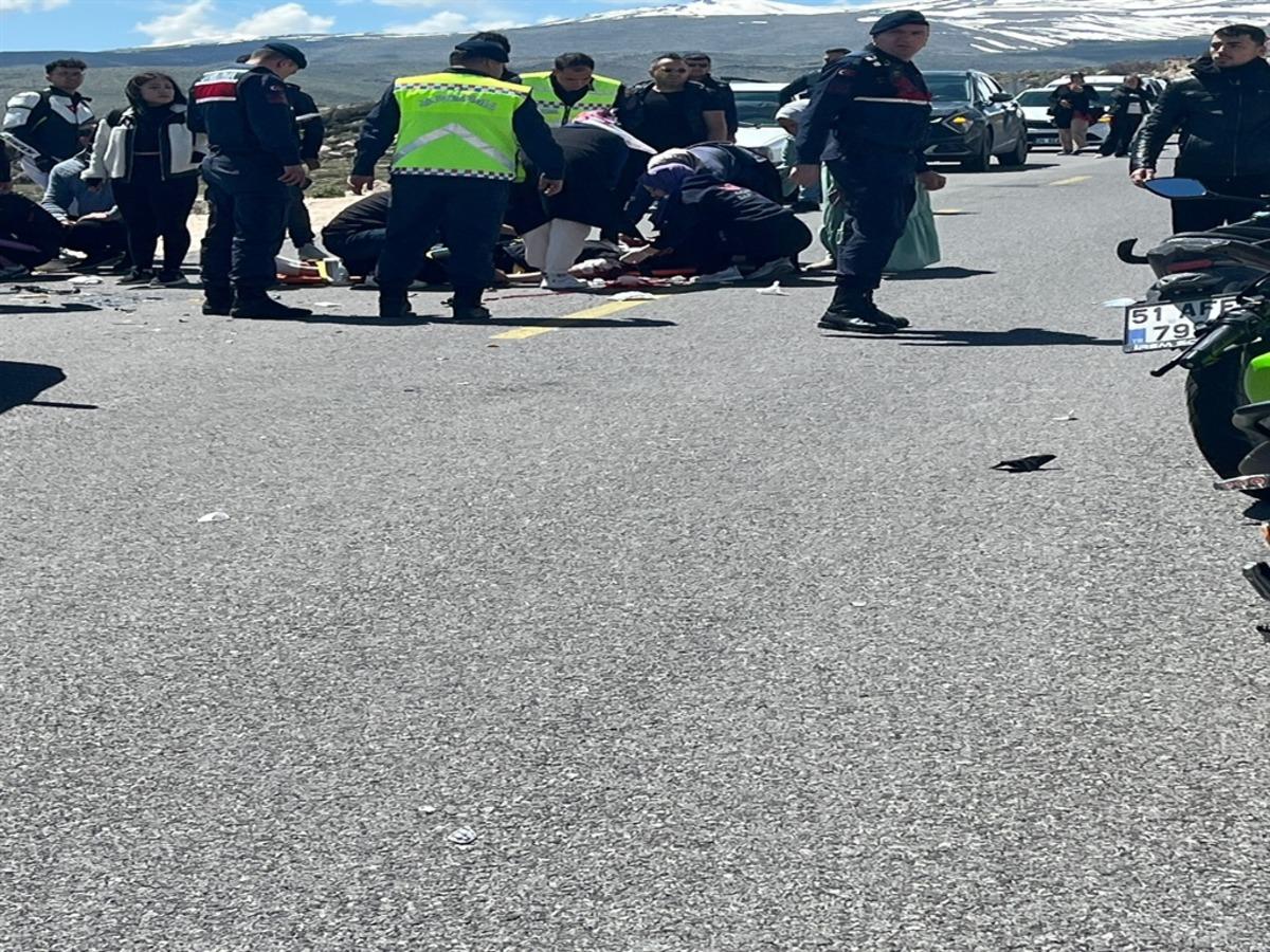 Niğde de iki motosiklet kafa kafaya &ccedil;arpıştı: 2 yaralı 2