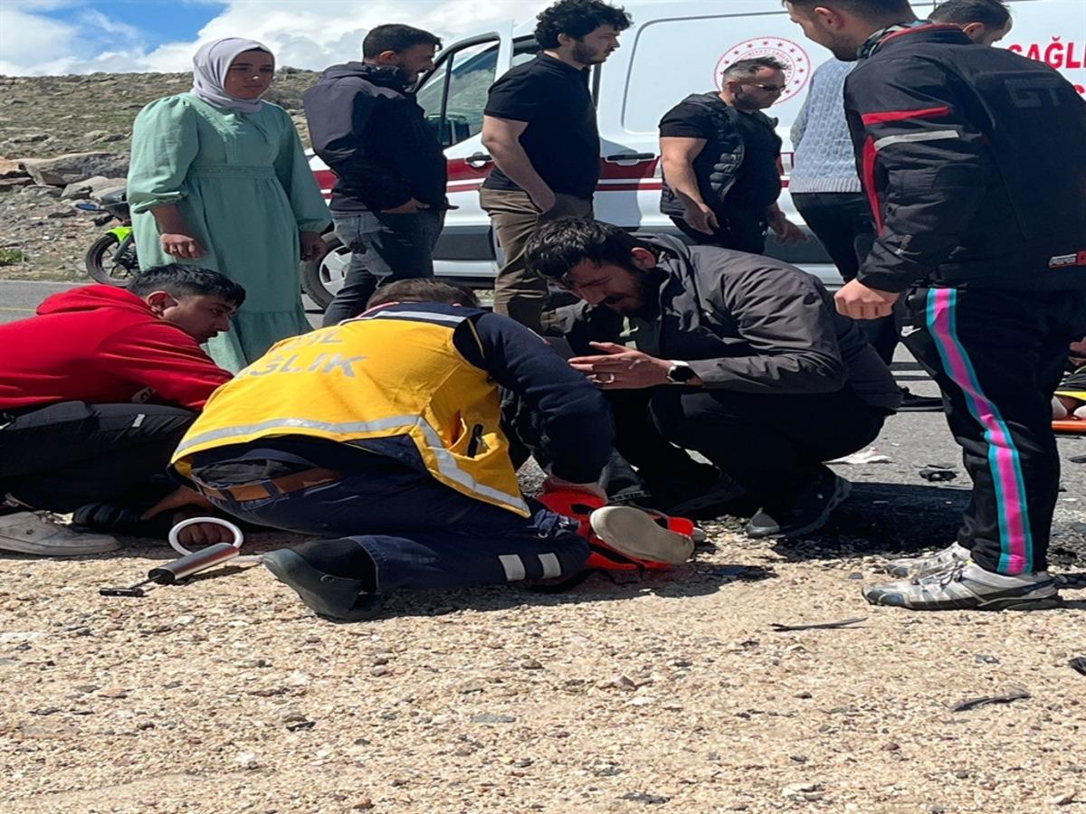 Niğde de iki motosiklet kafa kafaya &ccedil;arpıştı: 2 yaralı 1