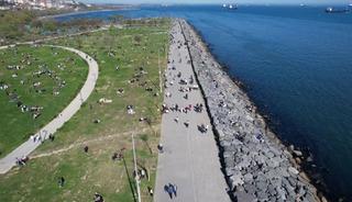 Avcılar'da havaların ısınmasını fırsat bilen vatandaşlar sahile akın etti