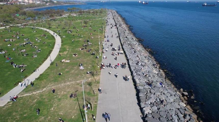 Avcılar'da havaların ısınmasını fırsat bilen vatandaşlar sahile akın etti