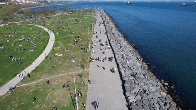 Avcılar'da havaların ısınmasını fırsat bilen vatandaşlar sahile akın etti