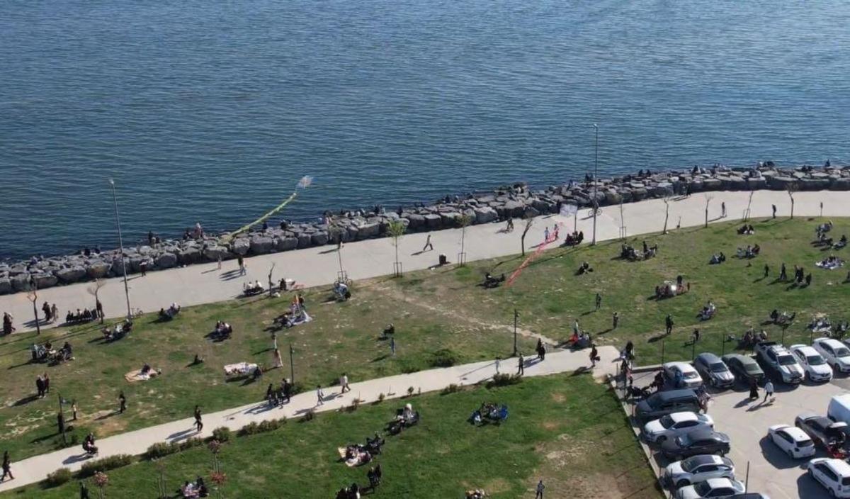 Avcılar da havaların ısınmasını fırsat bilen vatandaşlar sahile akın etti 1