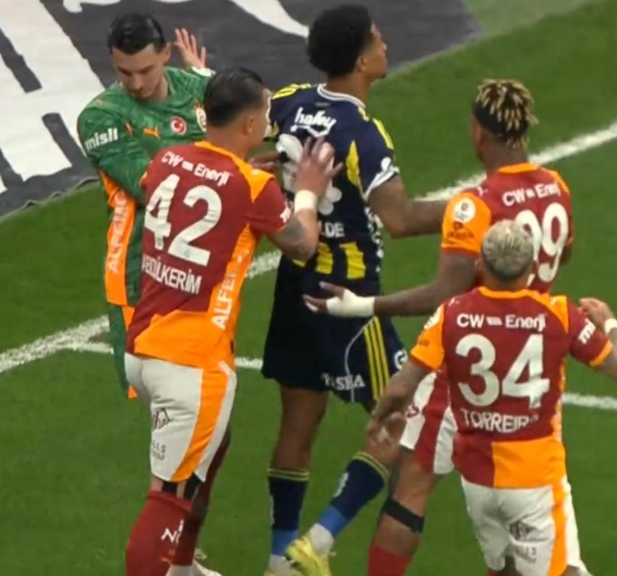 Derbide saha karıştı! Kartlar havada u&ccedil;uştu: Yıldız isim cezalı 1