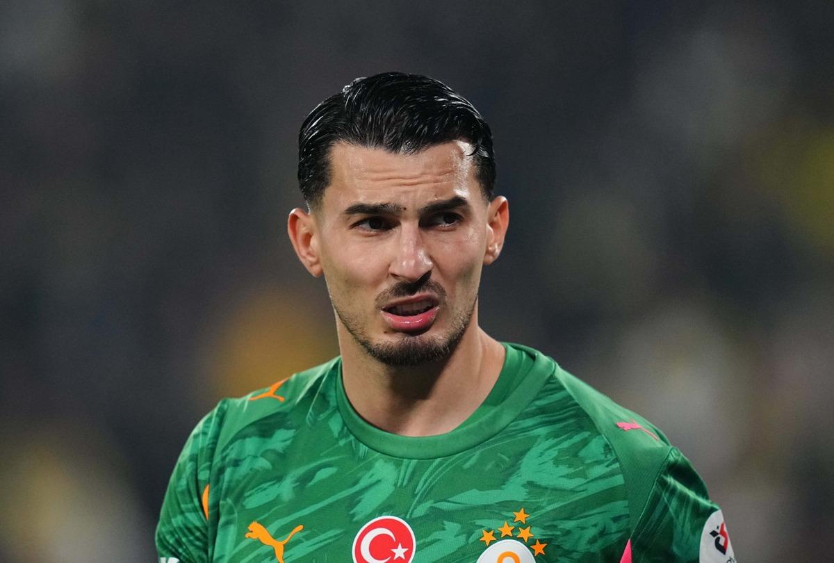 Derbide saha karıştı! Kartlar havada u&ccedil;uştu: Yıldız isim cezalı 2