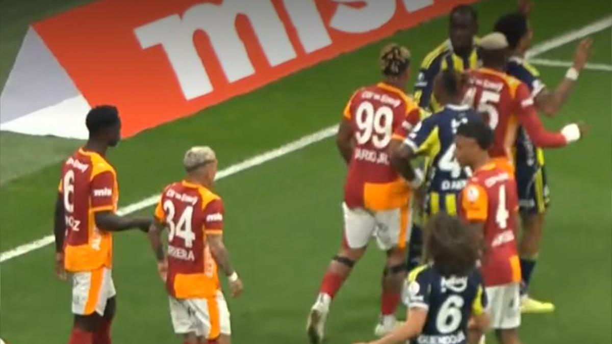 Derbide saha karıştı! Kartlar havada uçuştu: Yıldız isim cezalı