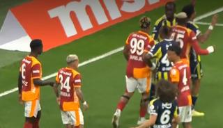 Derbide saha karıştı! Kartlar havada u&ccedil;uştu: Yıldız isim cezalı