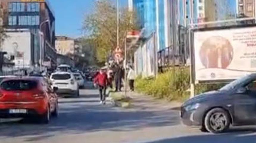 Maltepe&rsquo;de s&uuml;r&uuml;c&uuml;y&uuml; darbedip motosikletine el koydular