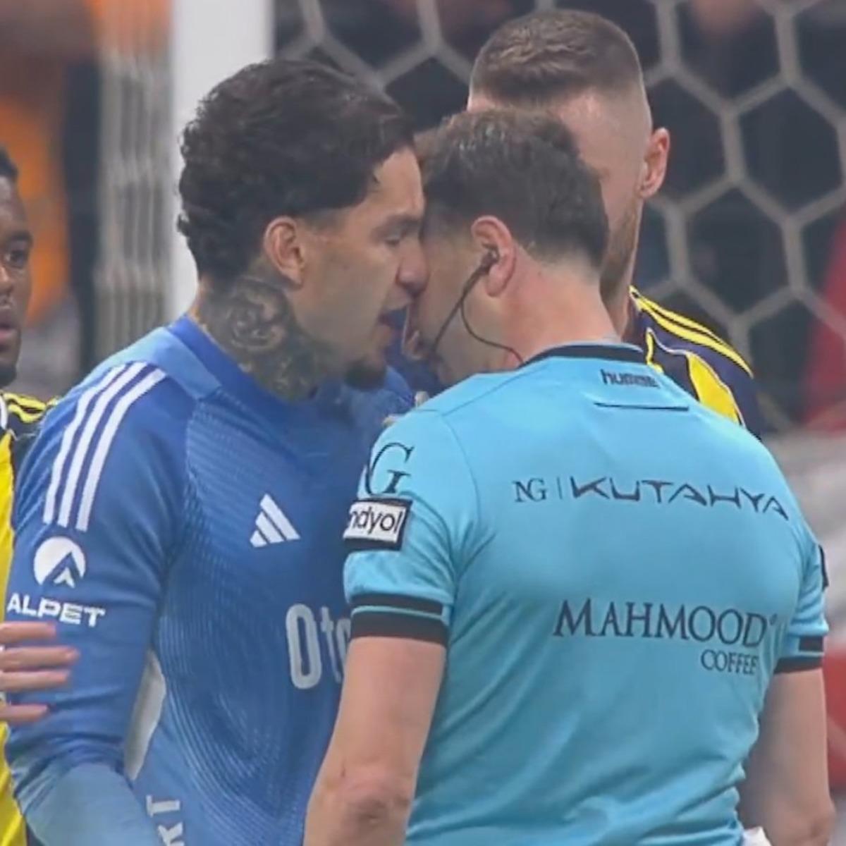 Fenerbah&ccedil;e de Ederson ile hakem Yasin Kol kafa kafaya geldi! Kırmızı kartla atıldı 2