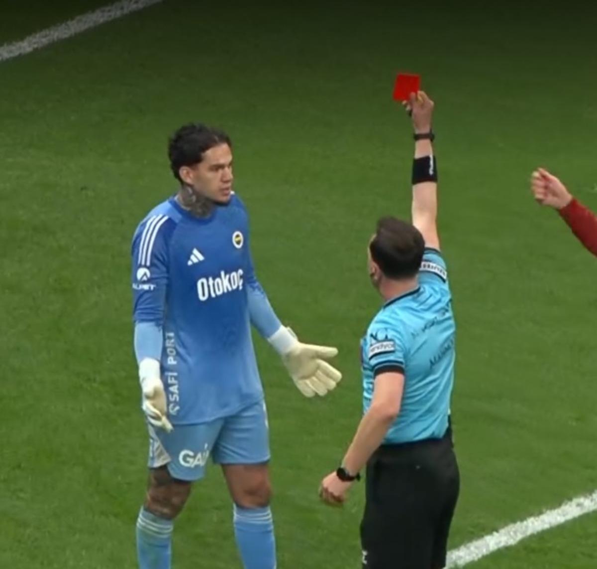 Fenerbah&ccedil;e de Ederson ile hakem Yasin Kol kafa kafaya geldi! Kırmızı kartla atıldı 4