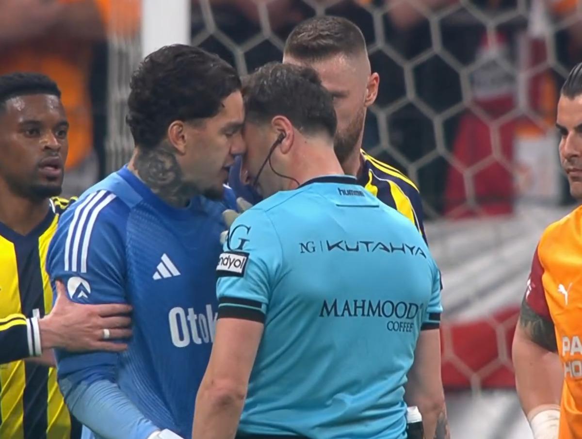 Fenerbah&ccedil;e de Ederson ile hakem Yasin Kol kafa kafaya geldi! Kırmızı kartla atıldı 1