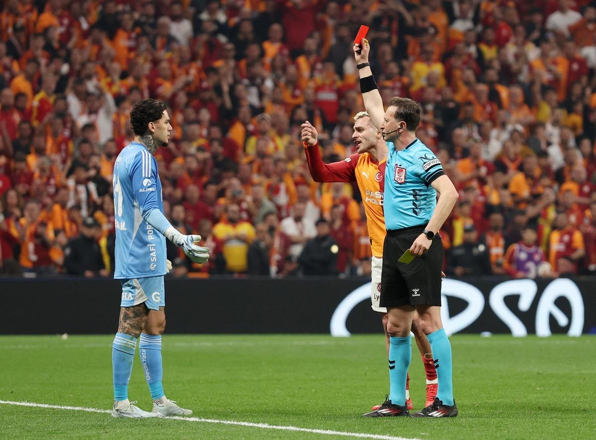 Fenerbah&ccedil;e de Ederson ile hakem Yasin Kol kafa kafaya geldi! Kırmızı kartla atıldı 3
