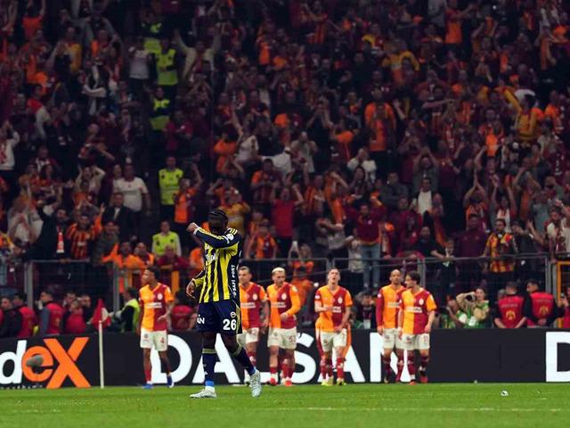 Galatasaray derbide Fenerbah&ccedil;e'yi 3-0 devirdi!