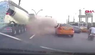 Kerk&uuml;k'te zincirleme trafik kazası: 6 &ouml;l&uuml;, 16 yaralı