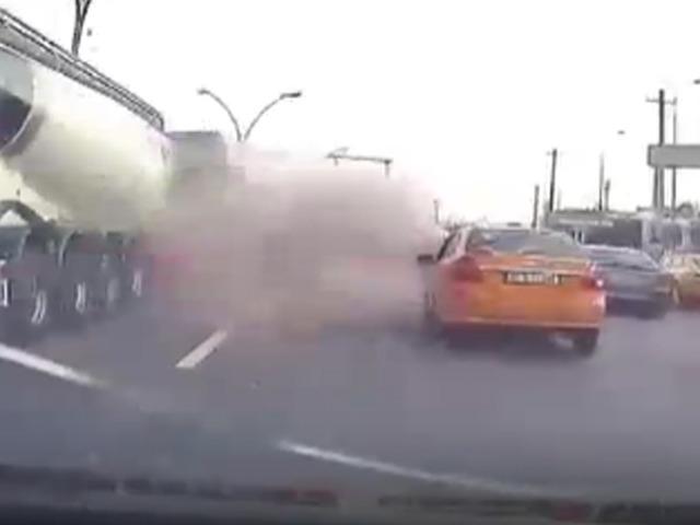 Kerk&uuml;k'te zincirleme trafik kazası: 6 &ouml;l&uuml;, 16 yaralı