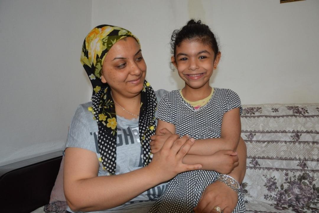 Doğduğundan beri yemek yiyemedi