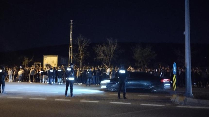 Samandıra'da Fenerbah&ccedil;eli taraftarlar y&ouml;netim ve futbolculara tepki g&ouml;sterdi