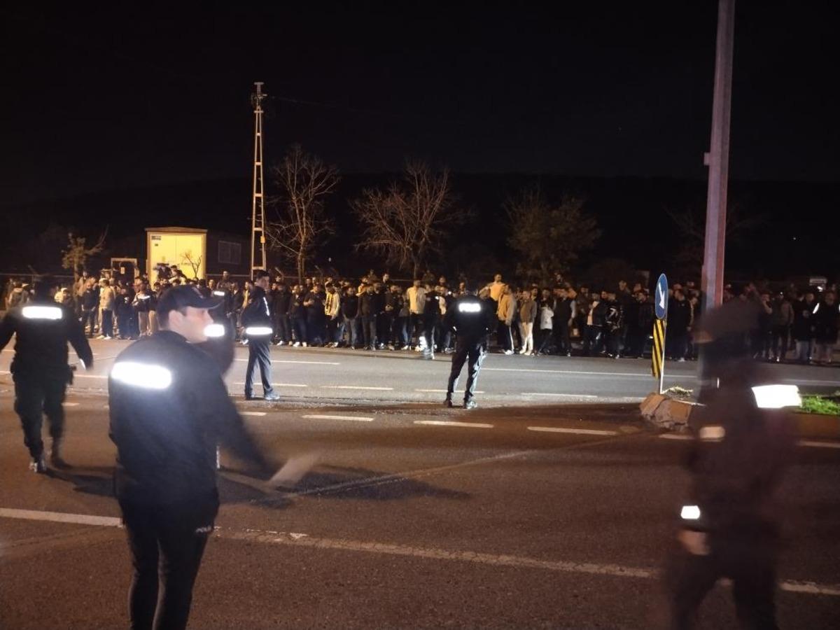 Samandıra da Fenerbah&ccedil;eli taraftarlar y&ouml;netim ve futbolculara tepki g&ouml;sterdi 1