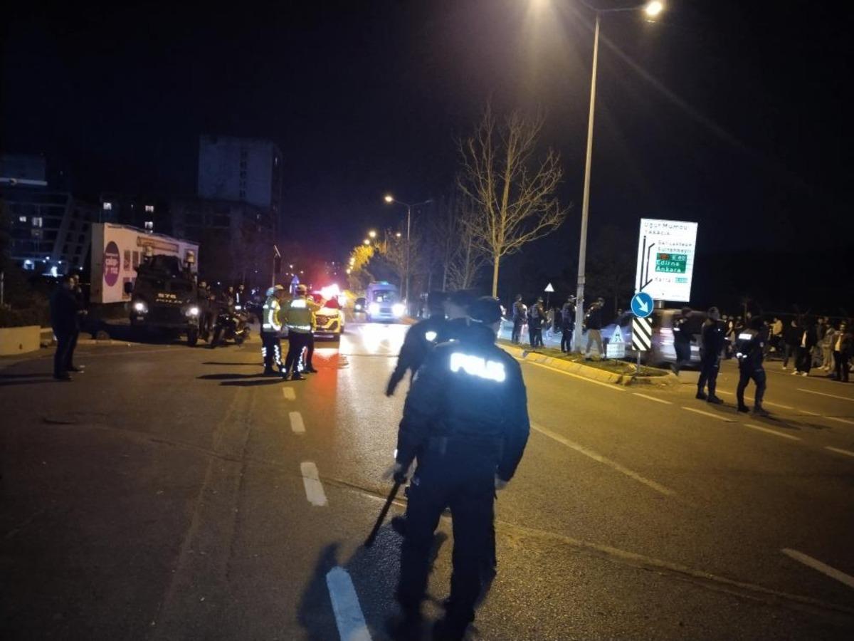 Samandıra da Fenerbah&ccedil;eli taraftarlar y&ouml;netim ve futbolculara tepki g&ouml;sterdi 2