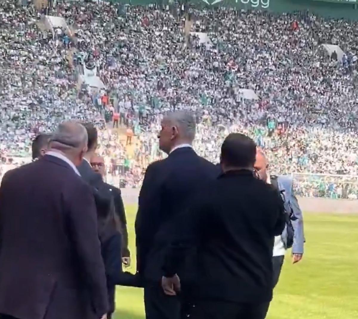 Bursaspor taraftarından TFF Başkanı Hacıosmanoğlu&rsquo;na protesto! Islıklar hi&ccedil; susmadı 3