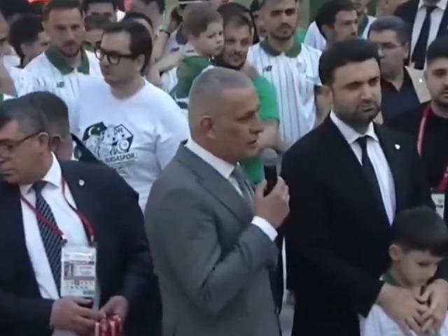 Islıklar hi&ccedil; susmadı... Şok protesto!