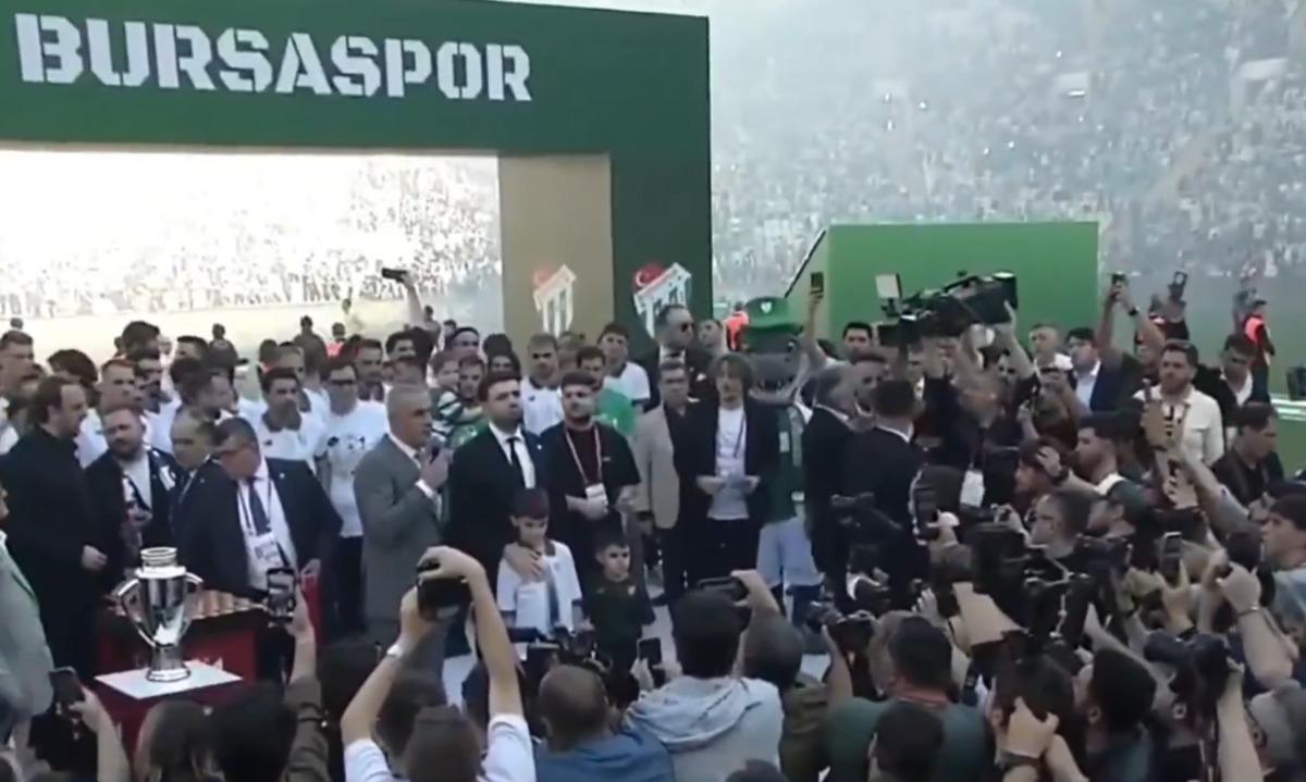 Bursaspor taraftarından TFF Başkanı Hacıosmanoğlu&rsquo;na protesto! Islıklar hi&ccedil; susmadı 1