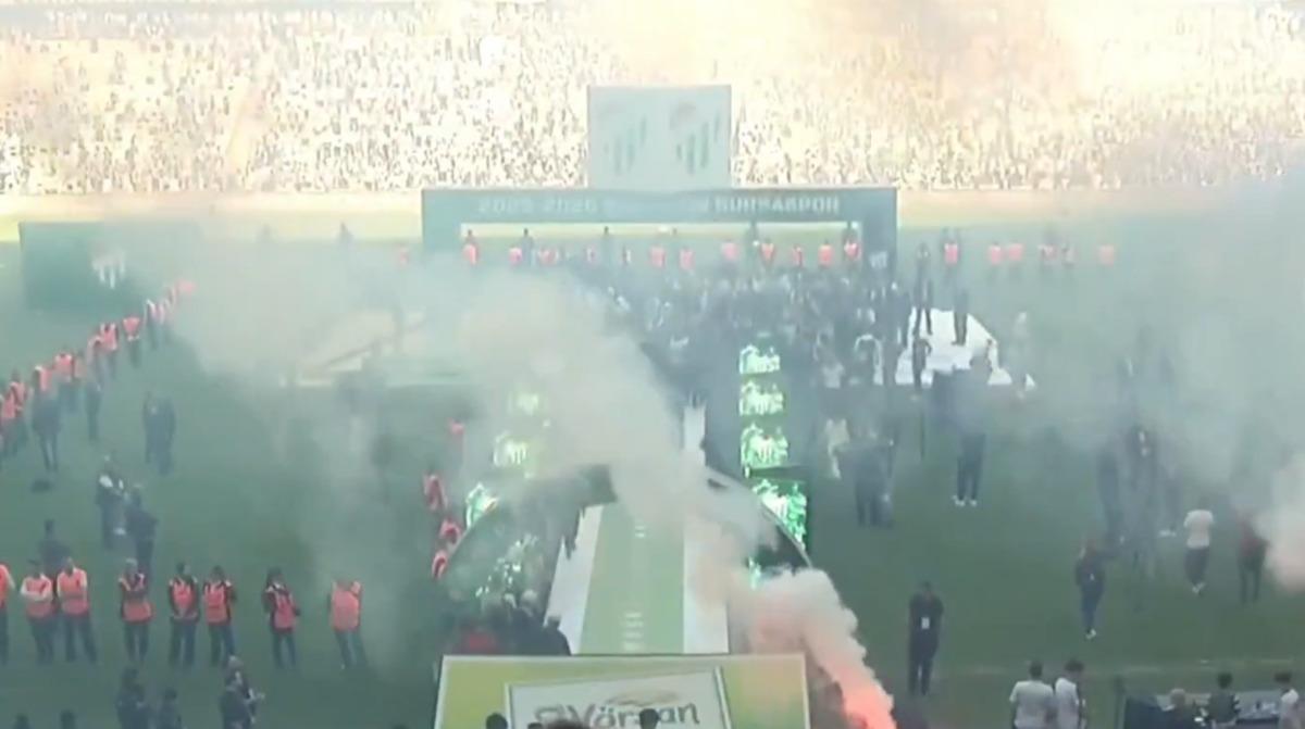 Bursaspor taraftarından TFF Başkanı Hacıosmanoğlu&rsquo;na protesto! Islıklar hi&ccedil; susmadı 2