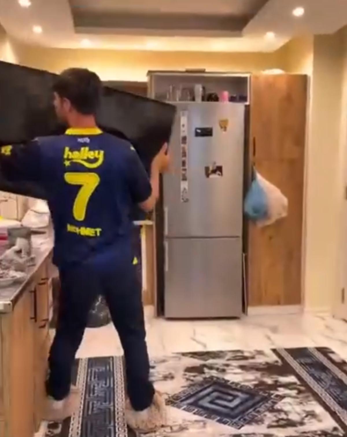 Fenerbah&ccedil;e 3-0 yenilince televizyonu pencereden dışarı attı! 2