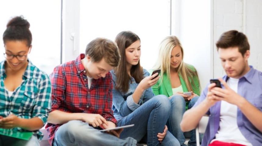 Kadınların mobilde erkeklerden daha fazla vakit geçirdiği ortaya çıktı