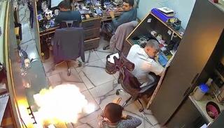 Şarjdaki telefon alev aldı! Panik anları kamerada