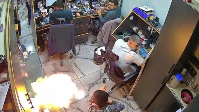 Şarjdaki telefon alev aldı! Panik anları kamerada